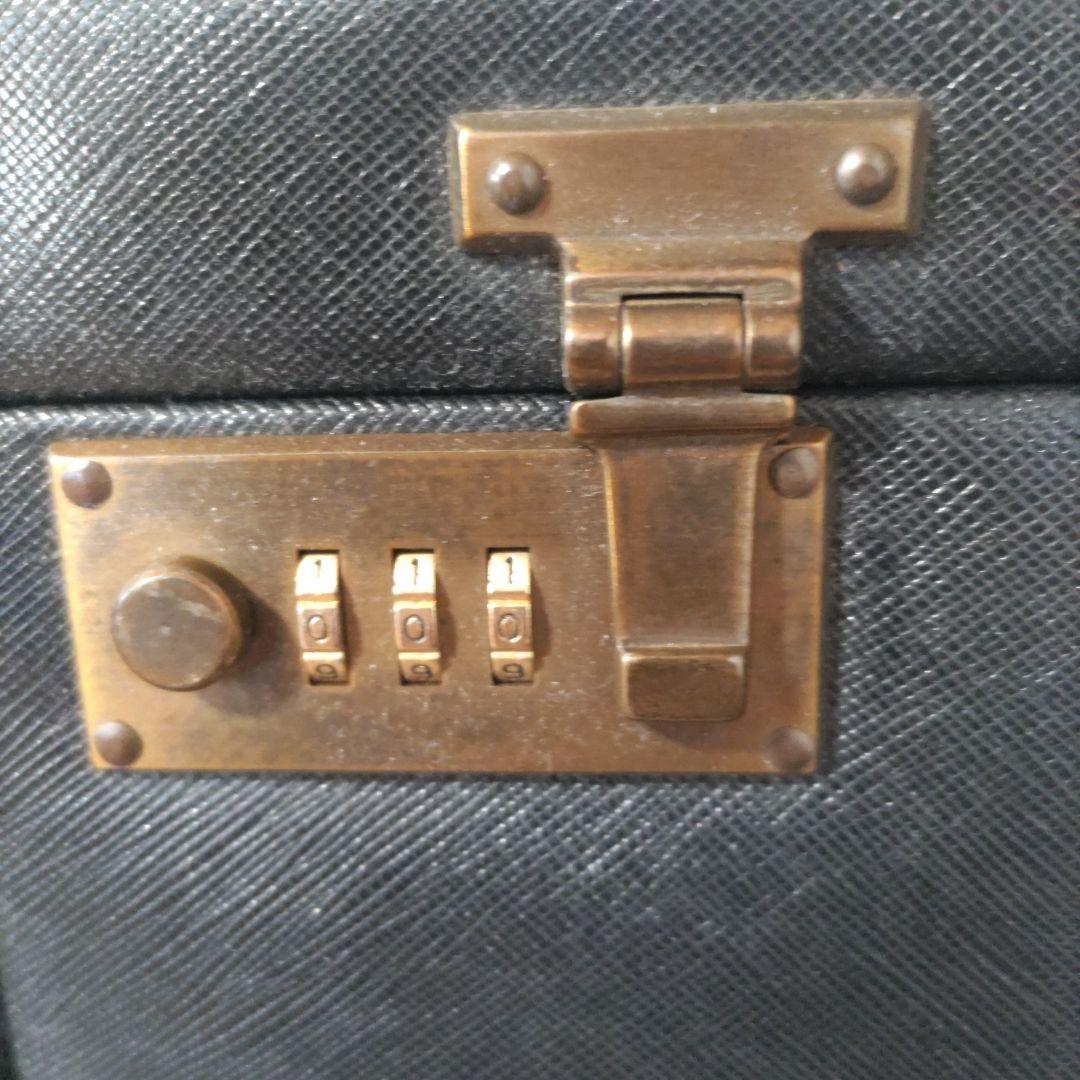 はちどりプラダ黒のビジネストランク