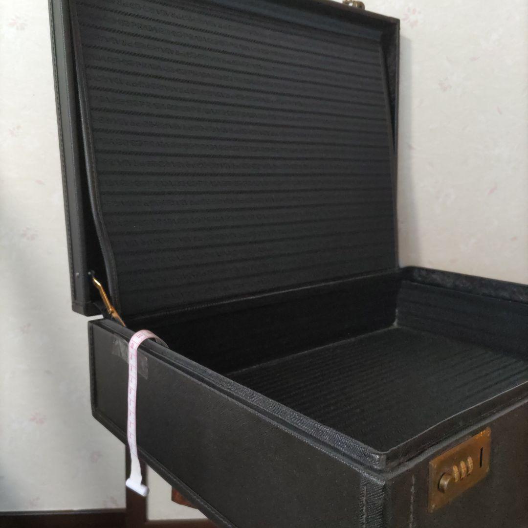 はちどりプラダ黒のビジネストランク