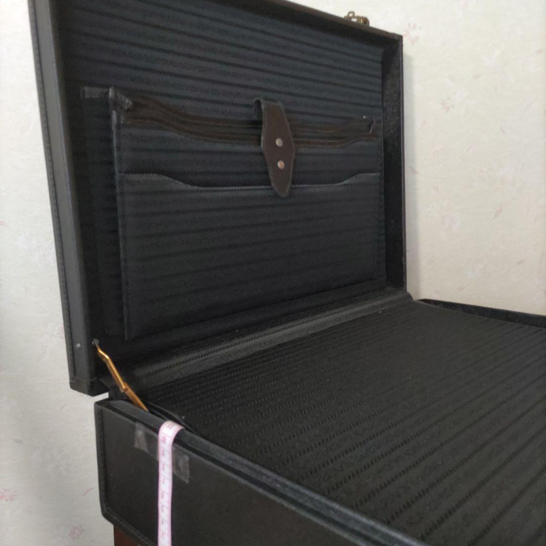 はちどりプラダ黒のビジネストランク