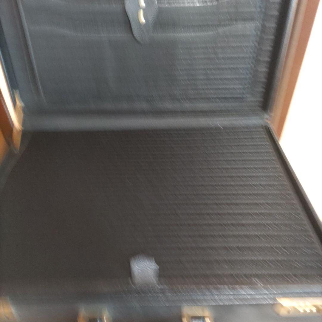 はちどりプラダ黒のビジネストランク