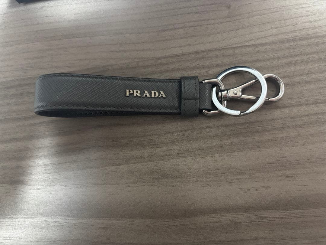 PRADA キーホルダー　プラダ　グレー