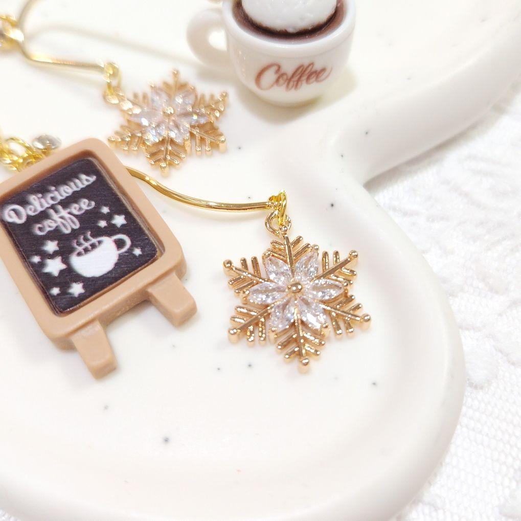 ジルコニア雪の結晶と猫ホイップクリーム 冬のカフェ コーヒー シャンデリアピアス