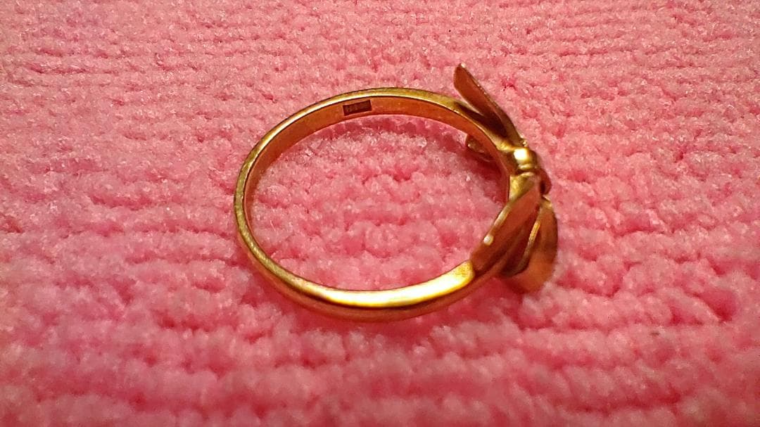 リボン型金色リング