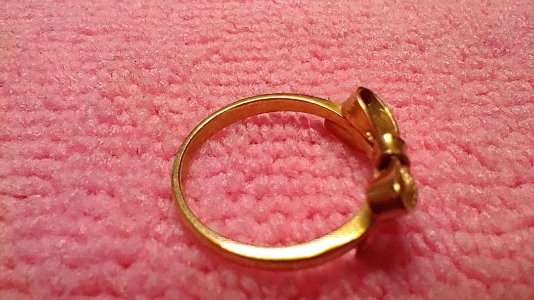 リボン型金色リング