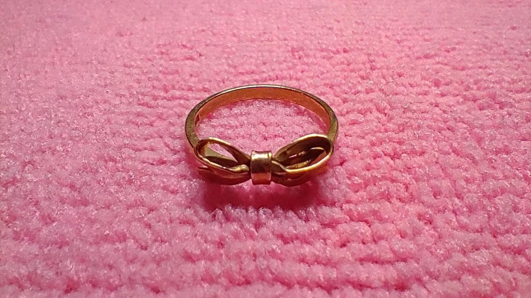 リボン型金色リング