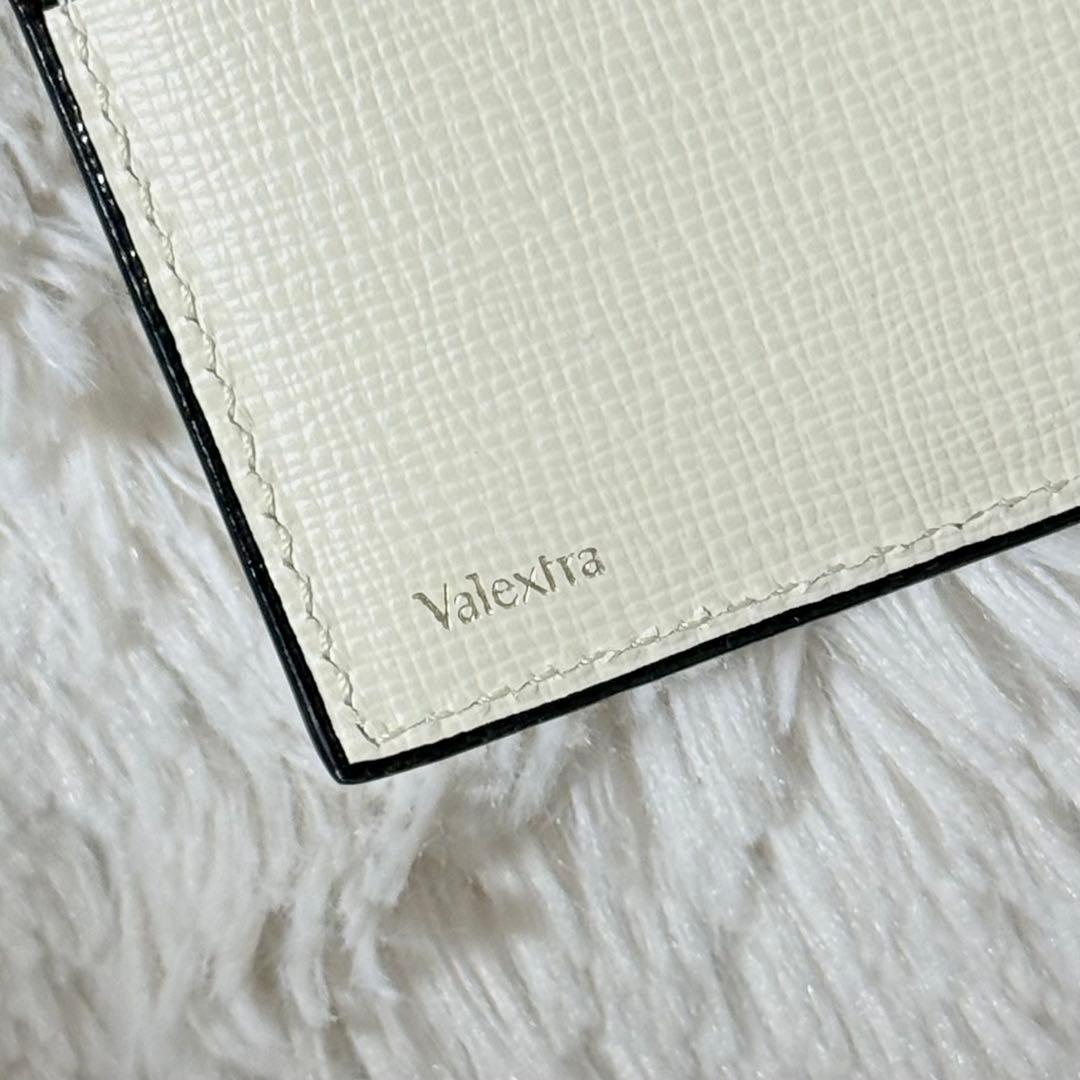 ⭐️新品未使用⭐️ ヴァレクストラ　二つ折り財布　Vカット　アイボリー　レザー