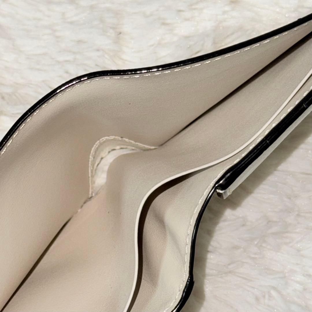 ⭐️新品未使用⭐️ ヴァレクストラ　二つ折り財布　Vカット　アイボリー　レザー