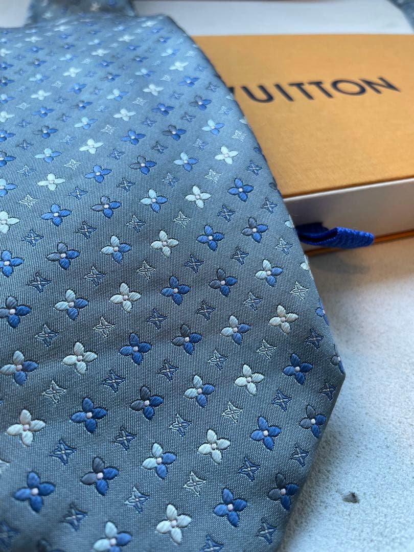 【一度使用のみ】Louis Vuitton グレー ネクタイ　成人式向け