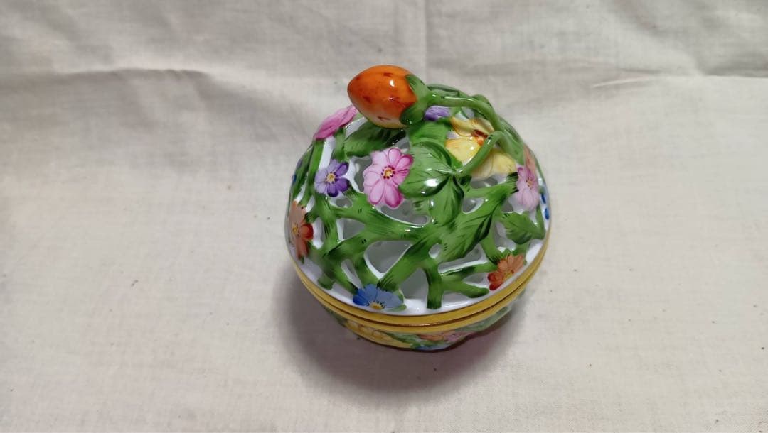 HEREND 透かしボンボン入れ