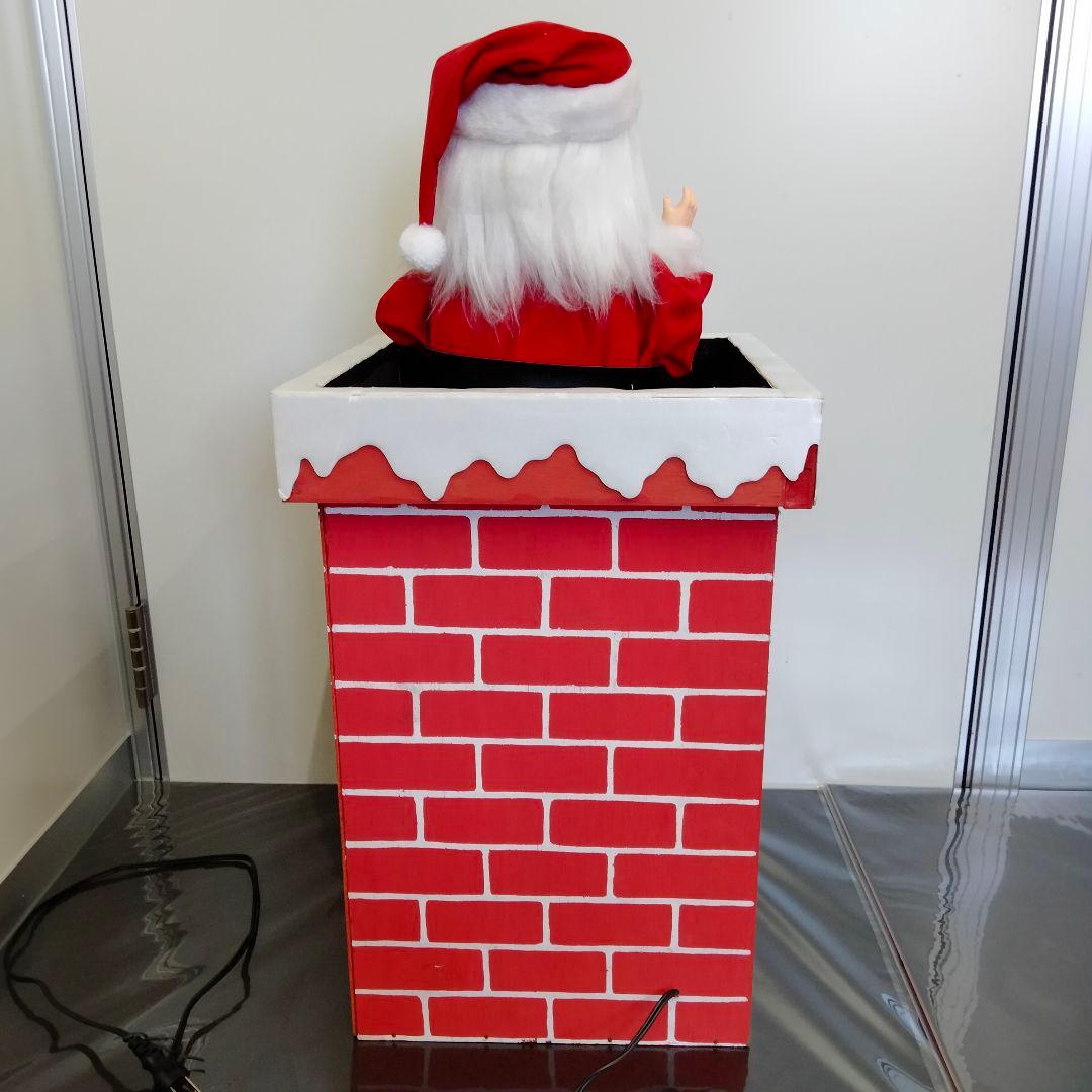 煙突から顔をのぞかせるサンタクロース　サンタ　クリスマス　ディスプレイ