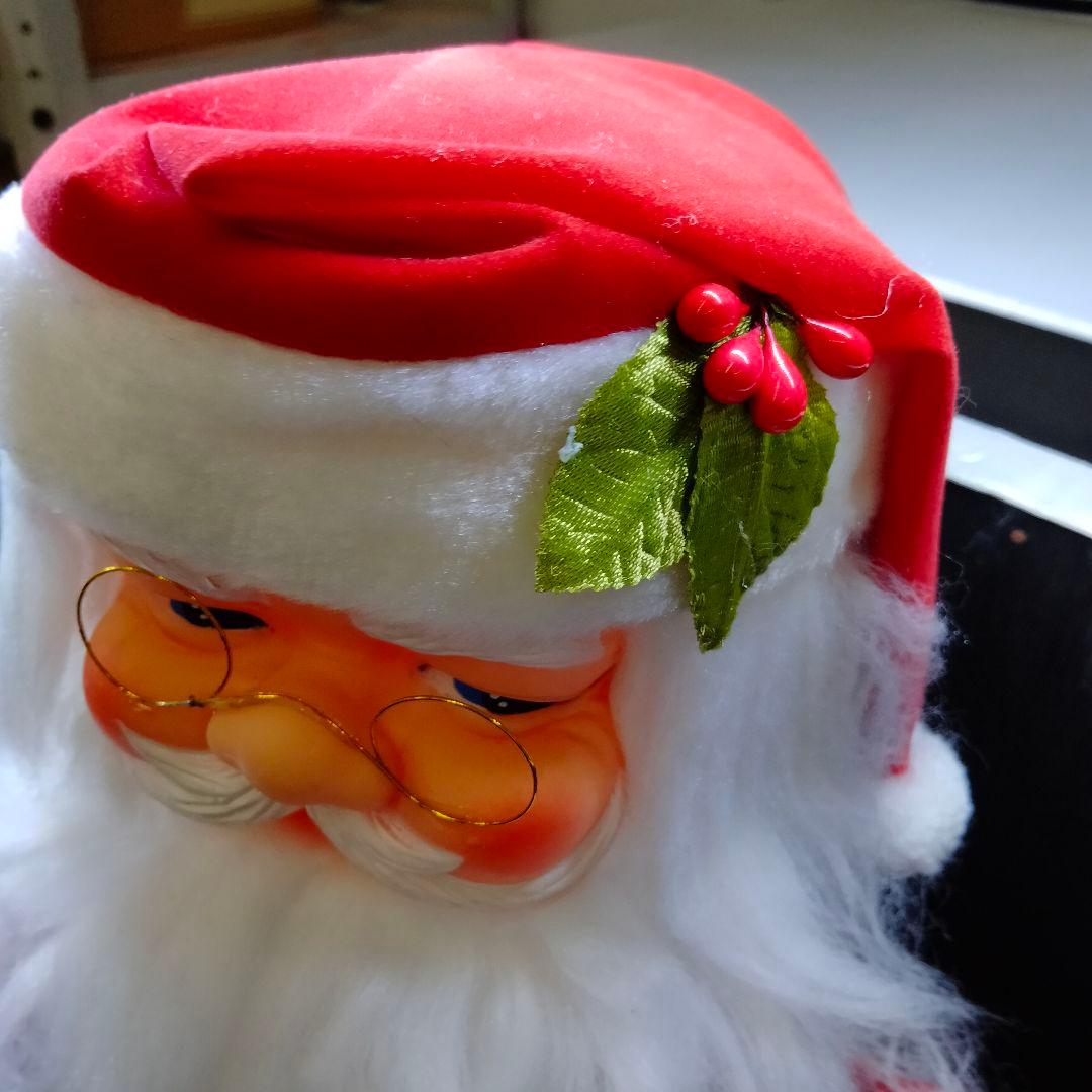 煙突から顔をのぞかせるサンタクロース　サンタ　クリスマス　ディスプレイ