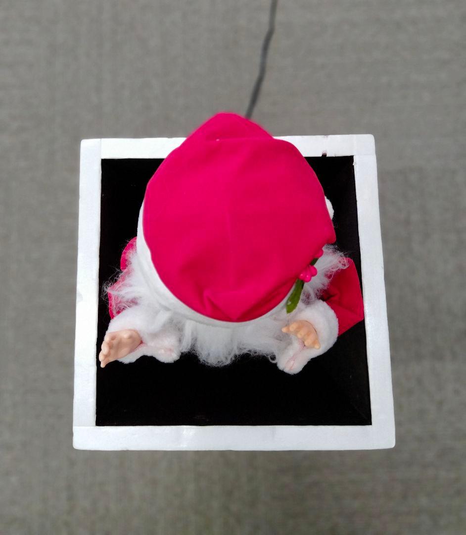 煙突から顔をのぞかせるサンタクロース　サンタ　クリスマス　ディスプレイ