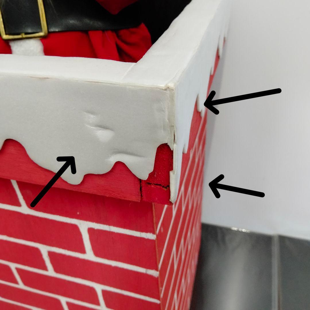 煙突から顔をのぞかせるサンタクロース　サンタ　クリスマス　ディスプレイ