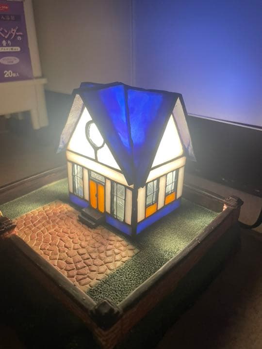 ガラス工芸/ステンドグラス【ステンドガラスのハウス型ライト/青い三角屋根と丸窓