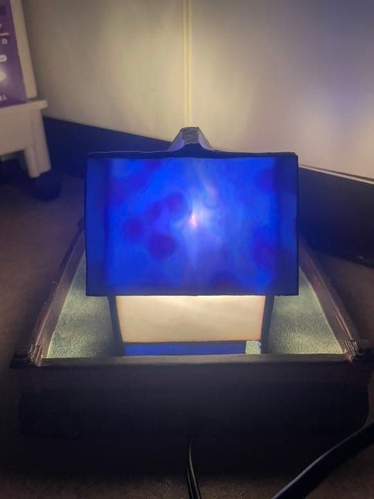 ガラス工芸/ステンドグラス【ステンドガラスのハウス型ライト/青い三角屋根と丸窓