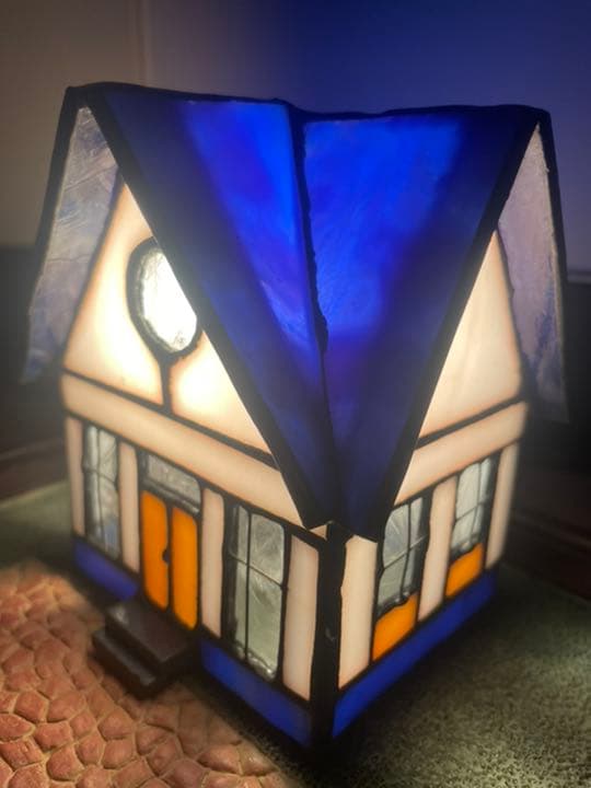 ガラス工芸/ステンドグラス【ステンドガラスのハウス型ライト/青い三角屋根と丸窓