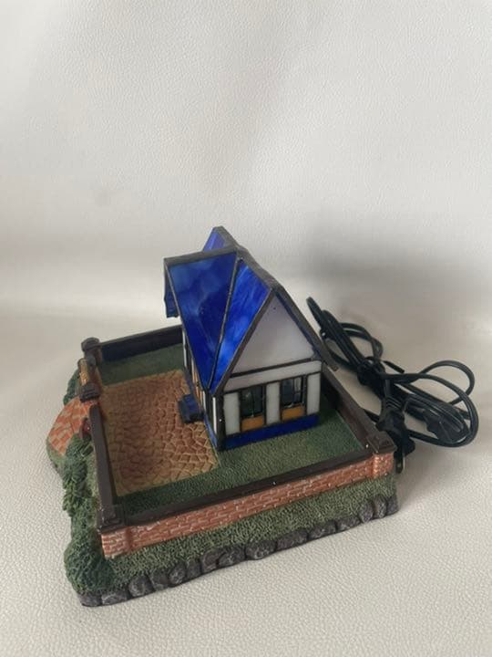 ガラス工芸/ステンドグラス【ステンドガラスのハウス型ライト/青い三角屋根と丸窓