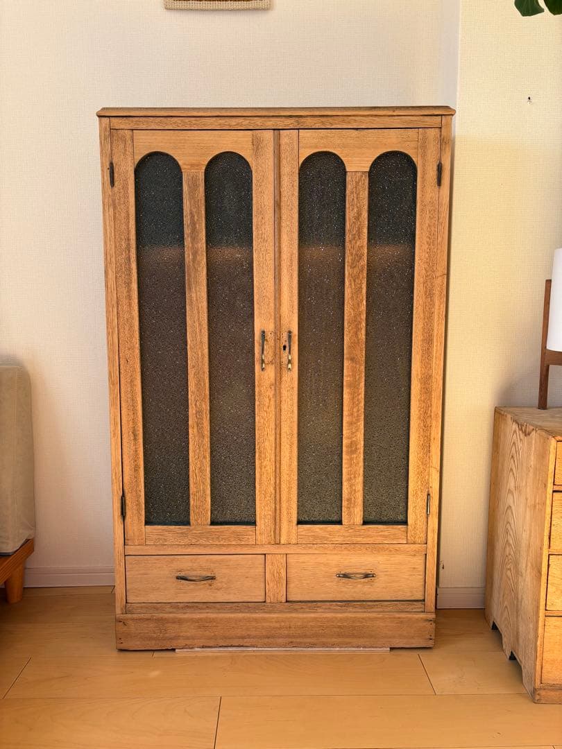 木製ヴィンテージキャビネット アーチガラス扉付き