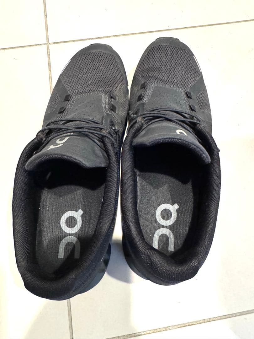 On clnud5 ブラック スニーカー