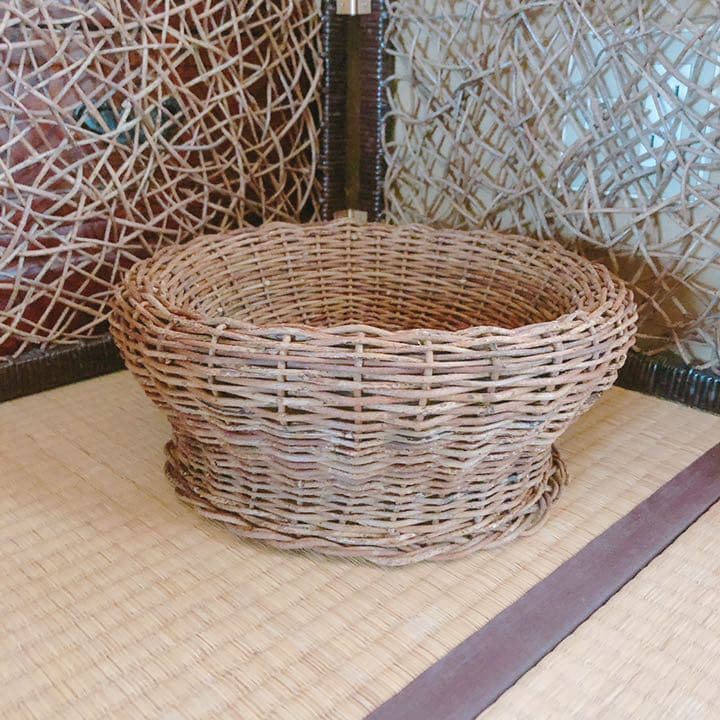 あけびの蔓で編んだ籠になります。