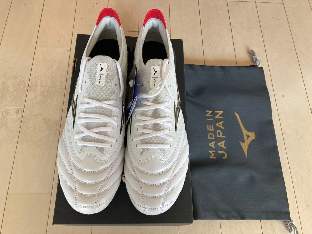 モレリアネオ4βジャパン　白　25.5㎝　新品。