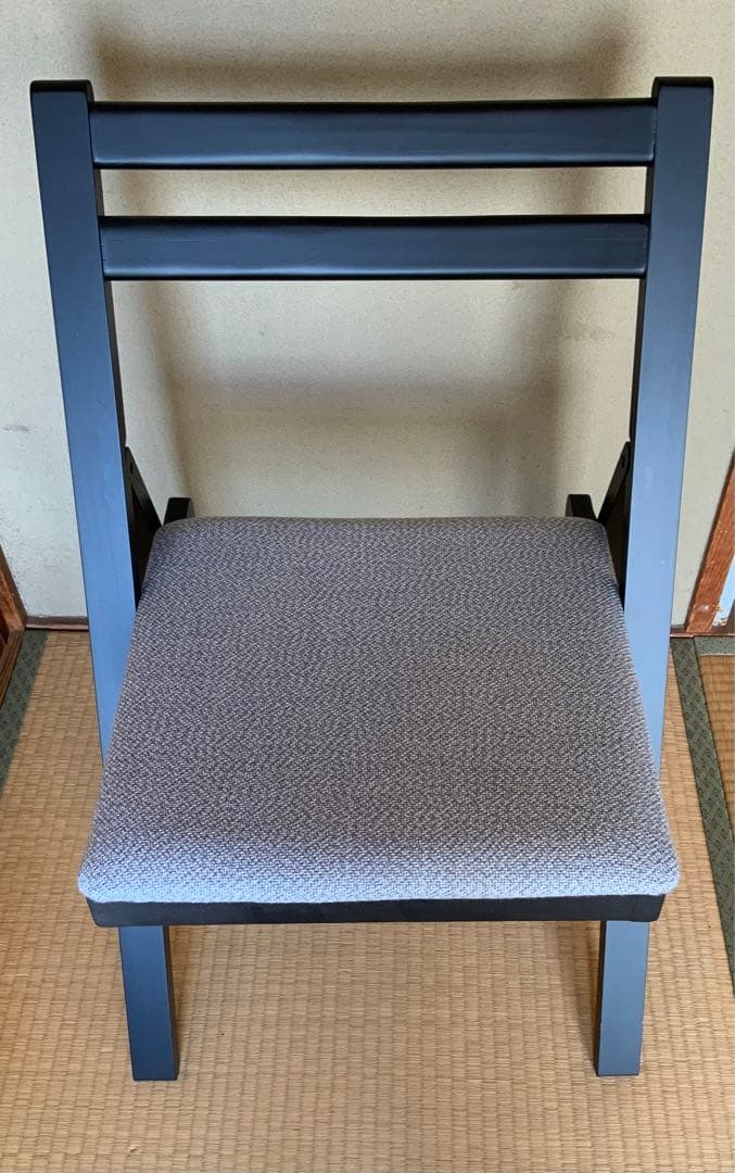 【期間限定お値下げ】折りたたみ式黒木製椅子 グレークッション