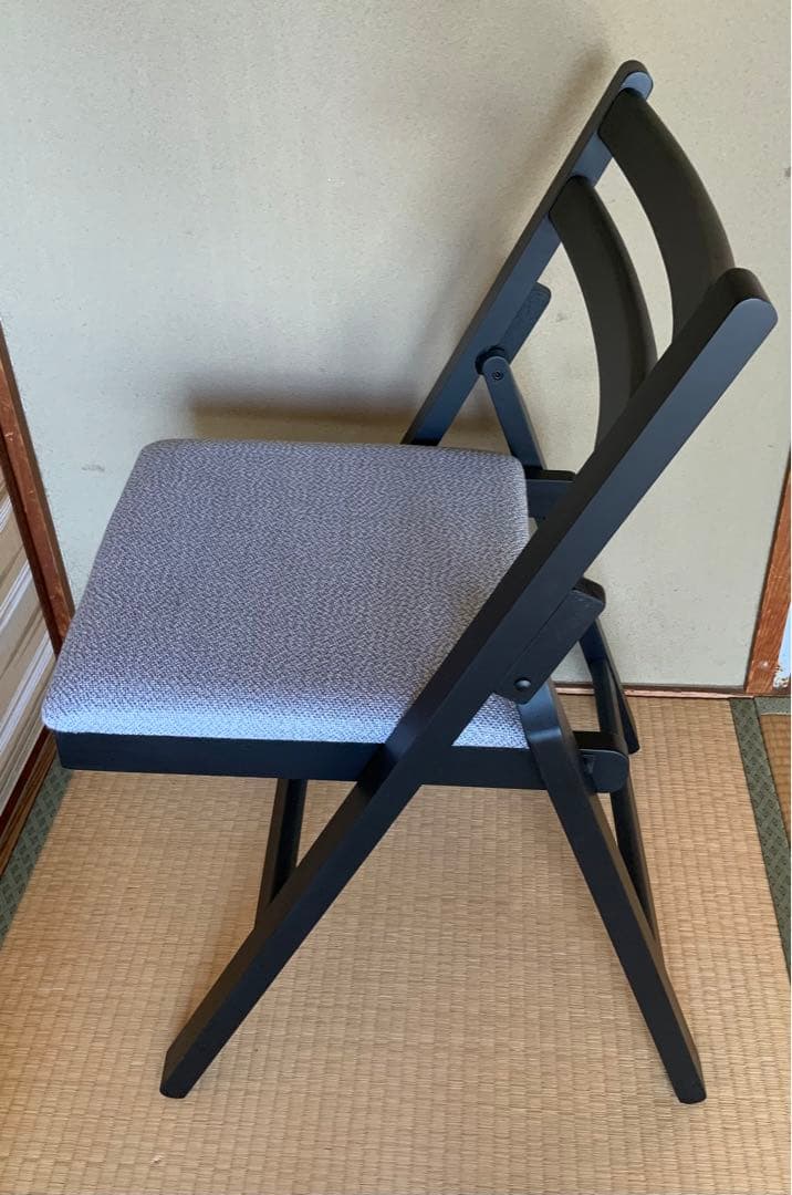 【期間限定お値下げ】折りたたみ式黒木製椅子 グレークッション