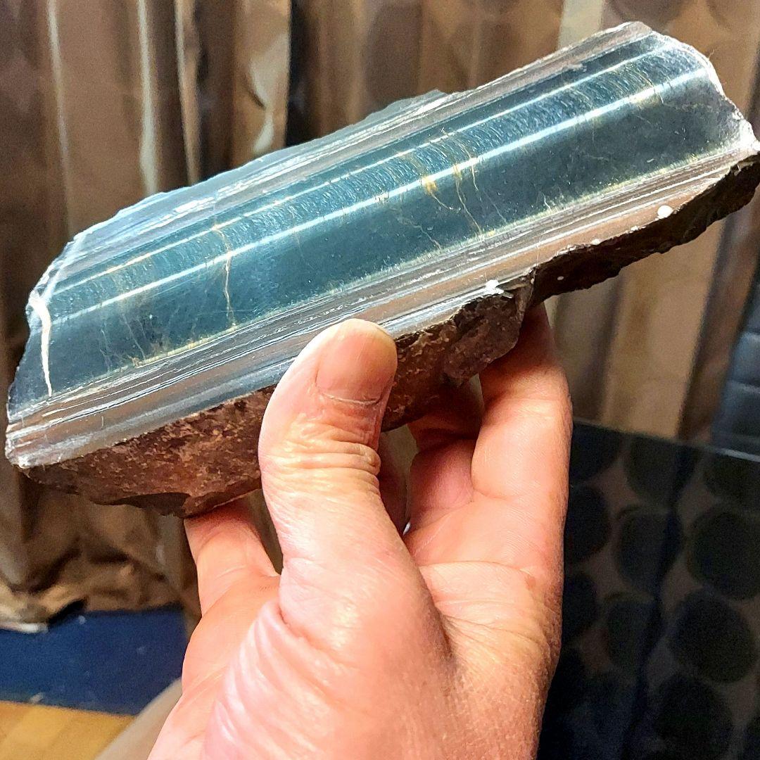 超大きな見事なシラーが浮かぶ青虎黄虎ミックスタイガーアイ原石1面磨き 172