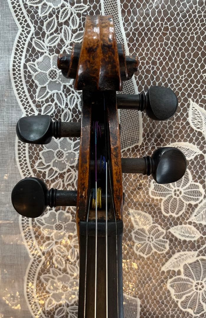 少なくとも100年以上前のオールドバイオリン