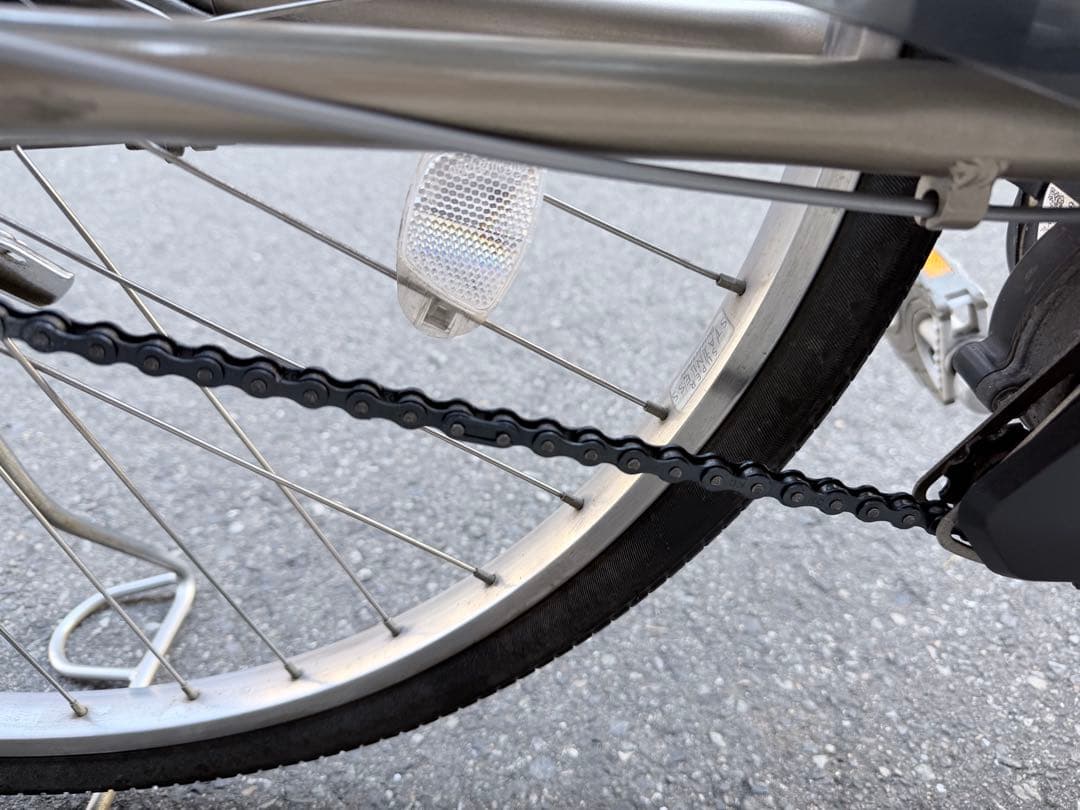 大阪府　ブリヂストン　電動アシスト自転車 シルバー 前カゴ付き