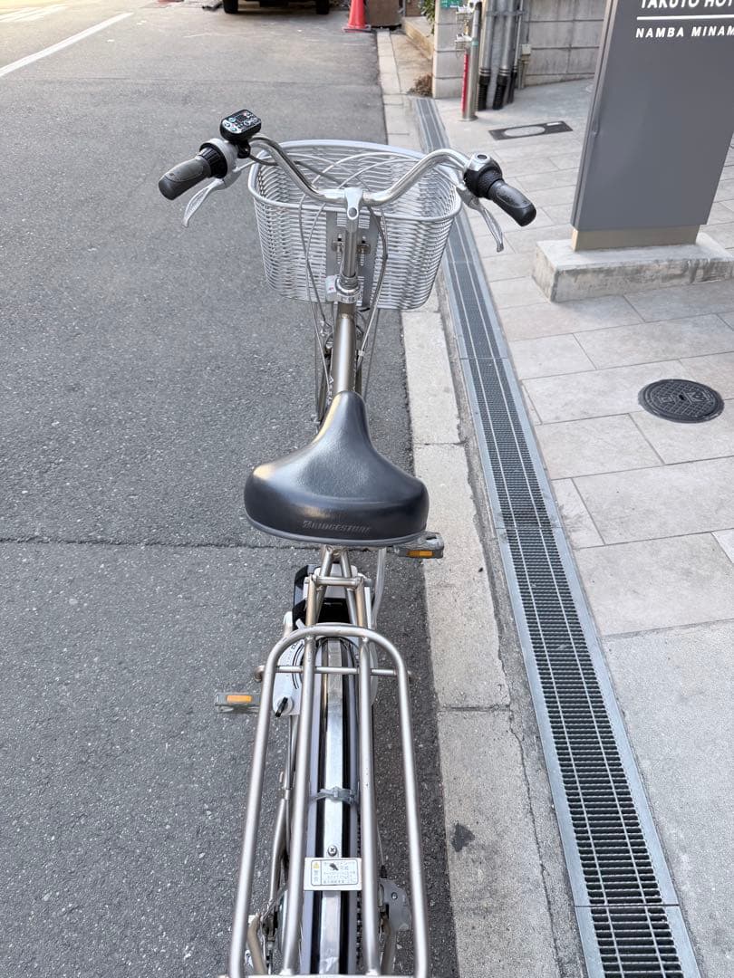 大阪府　ブリヂストン　電動アシスト自転車 シルバー 前カゴ付き