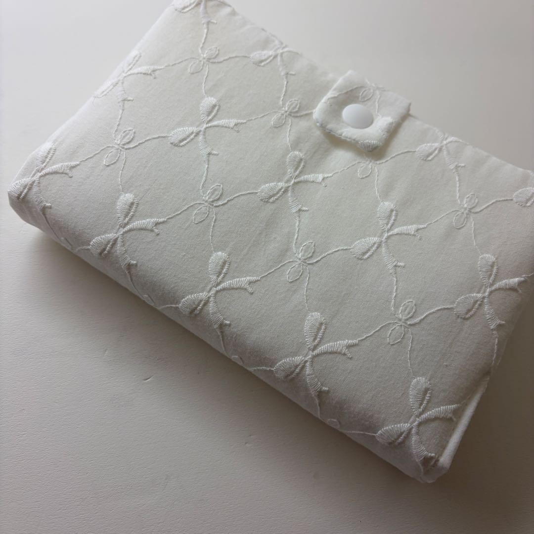 バインダーカバー　ホワイト　リボン刺繍　A6 韓国　貯金
