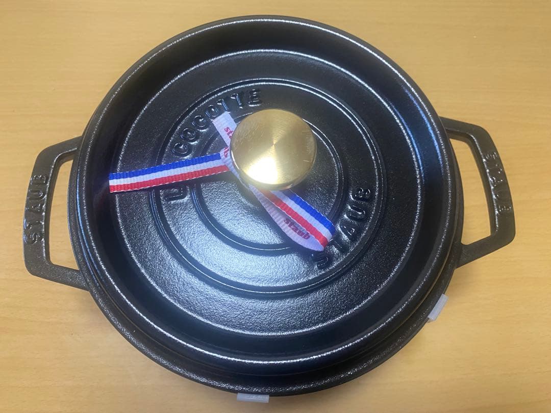 【未使用、シリアルナンバー付き】staub 鋳鉄 両手鍋 黒（20cm）