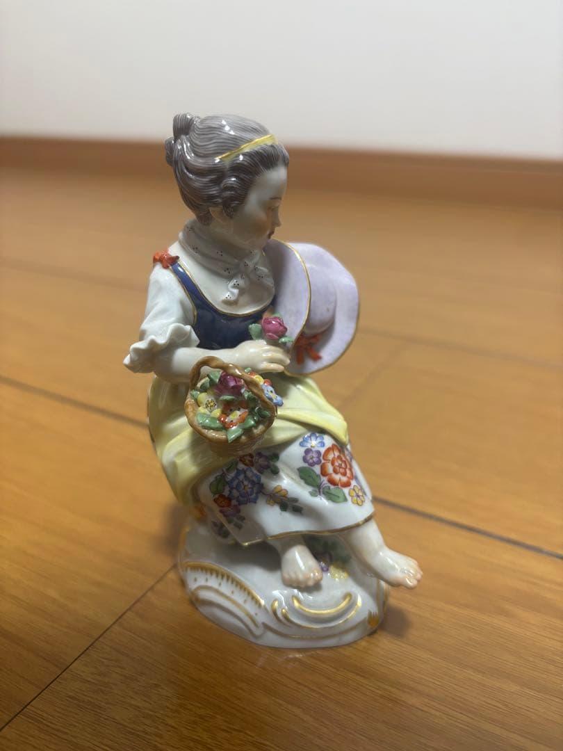 マイセン 花かごを持つ女性