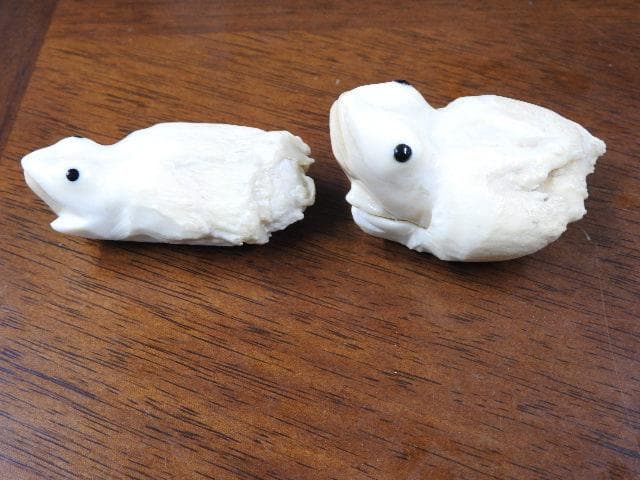 マッコウクジラ歯　カエル彫　M702