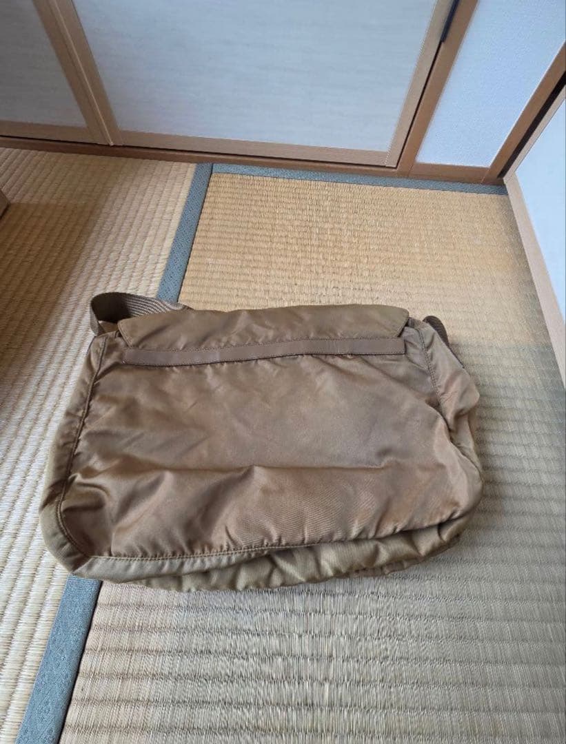 プラダ VELA メッセンジャーバッグ 三角ロゴ