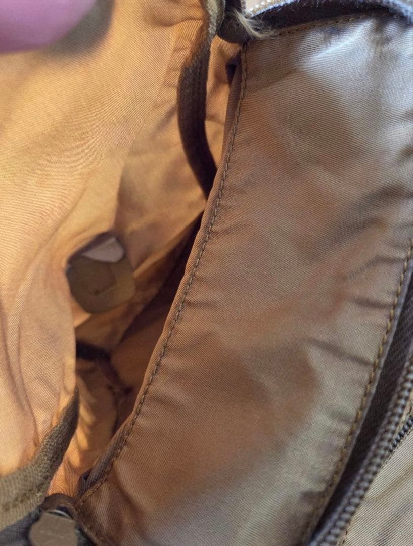 プラダ VELA メッセンジャーバッグ 三角ロゴ