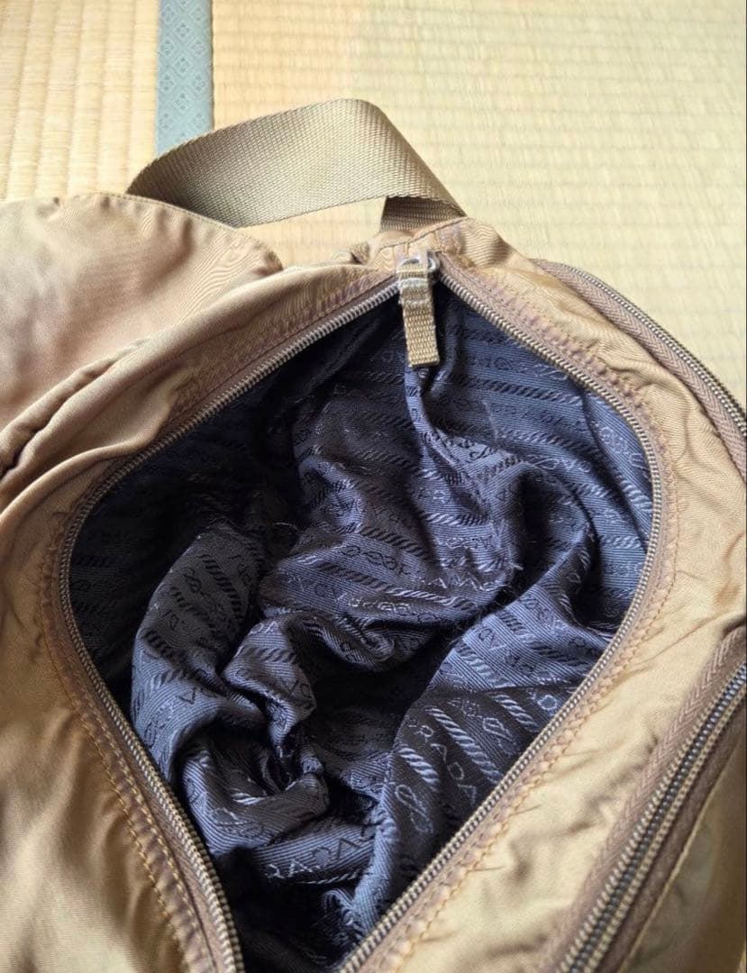 プラダ VELA メッセンジャーバッグ 三角ロゴ