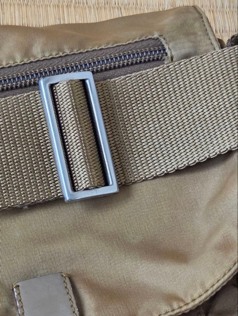 プラダ VELA メッセンジャーバッグ 三角ロゴ