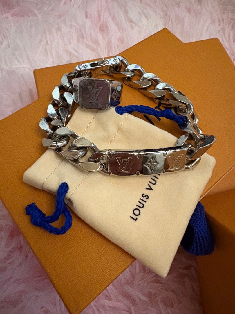Louis Vuitton シルバー チェーンブレスレット。