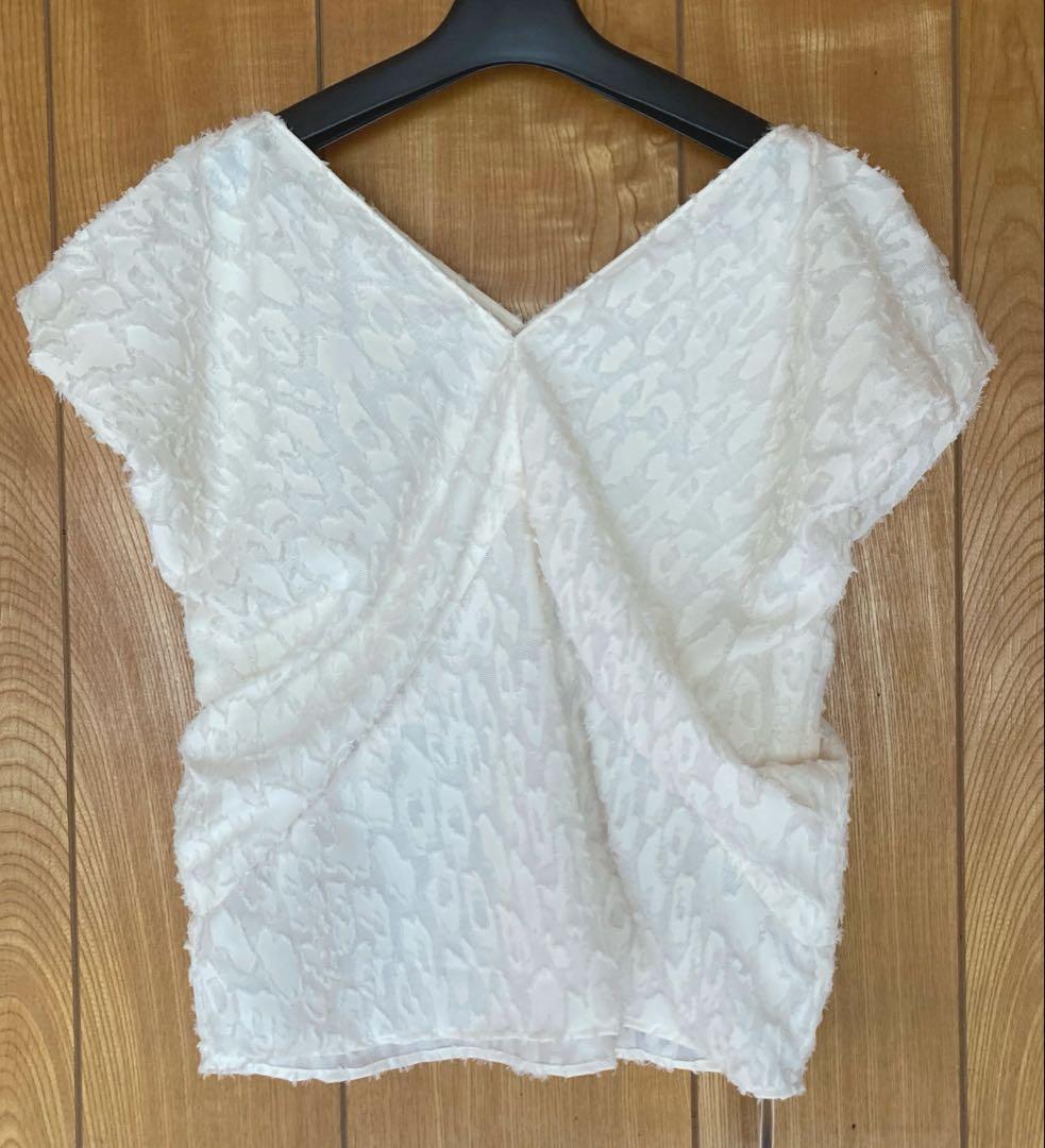 新品未使用⭐︎Noble レオパードジャガードデコルテVブラウス　ホワイト