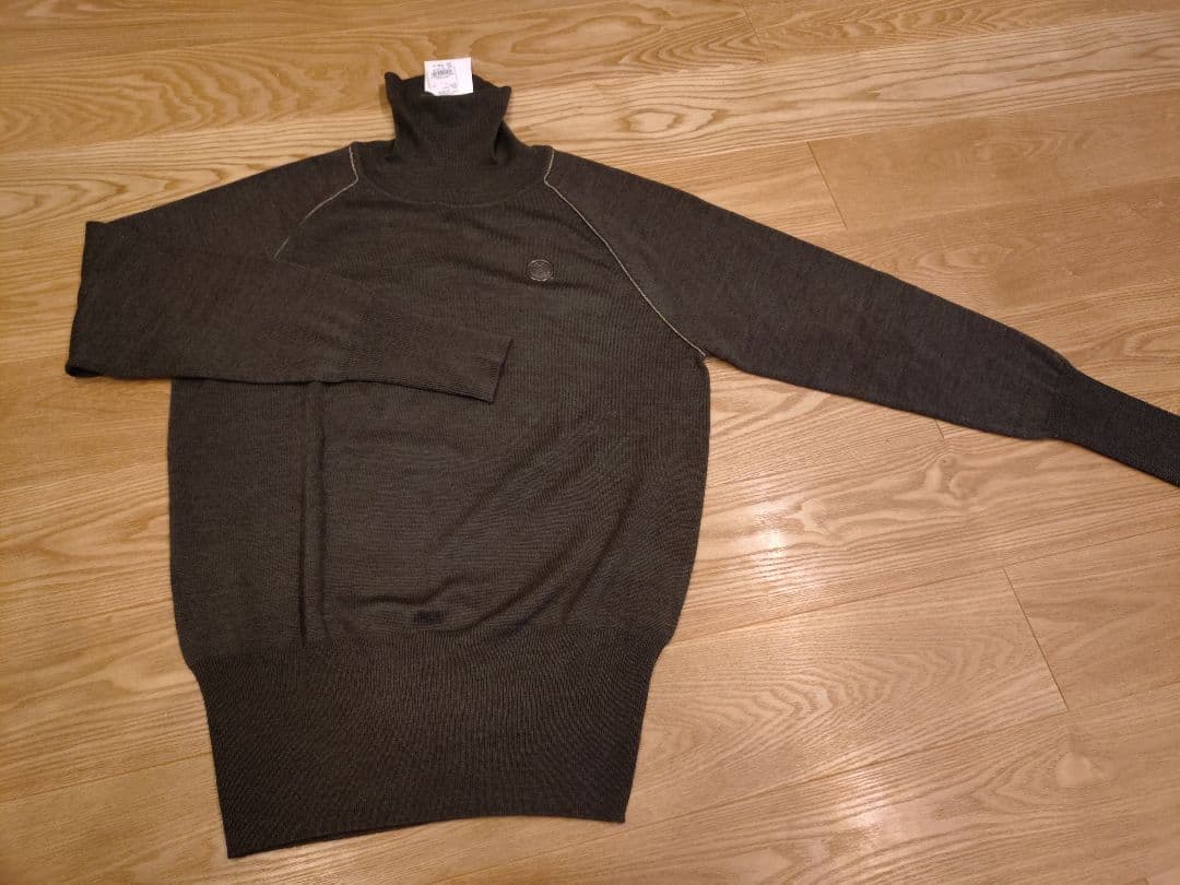 MARK & LONA ダークグレー タートルネックニット