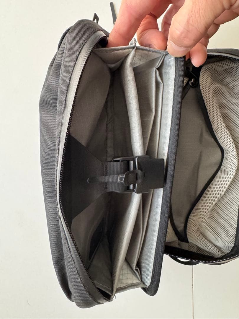 バッグ BLACK EMBER SLING BAG