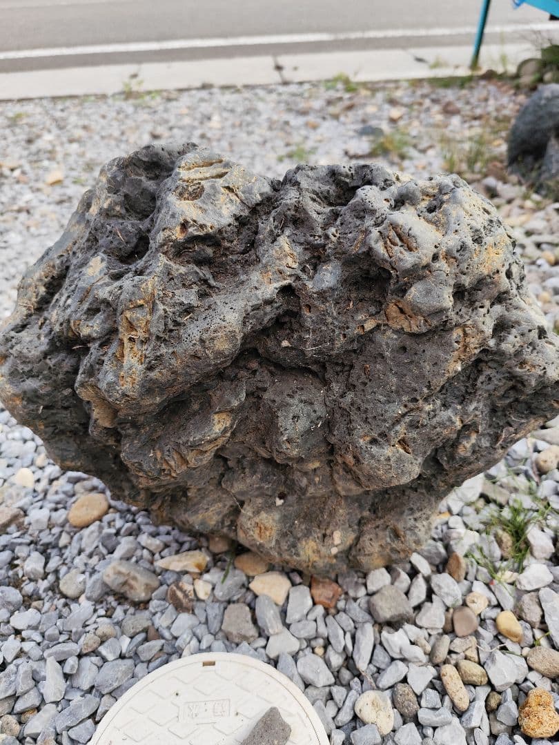 千軒石。水石 灰色と黒の不規則な岩
