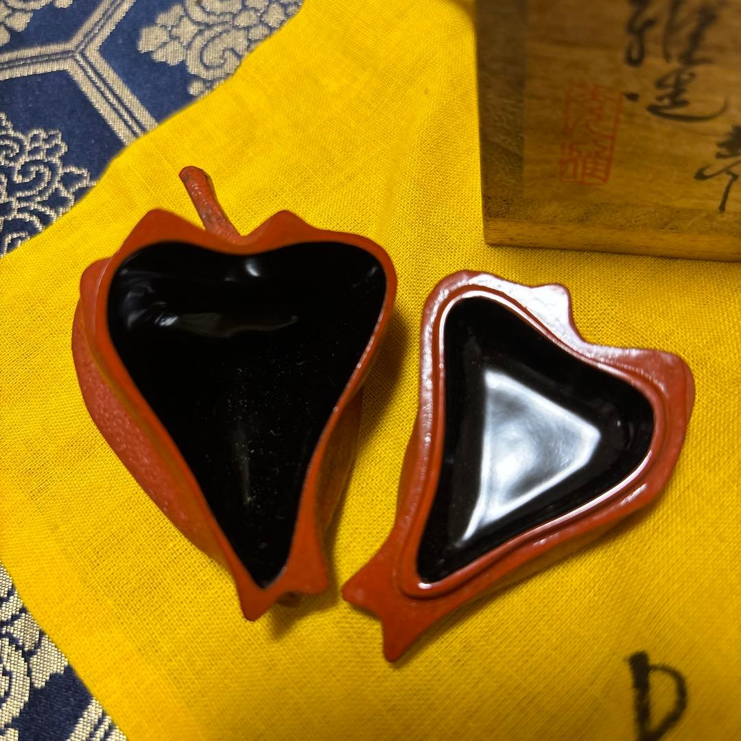 赤い葉型香合 木箱付き
