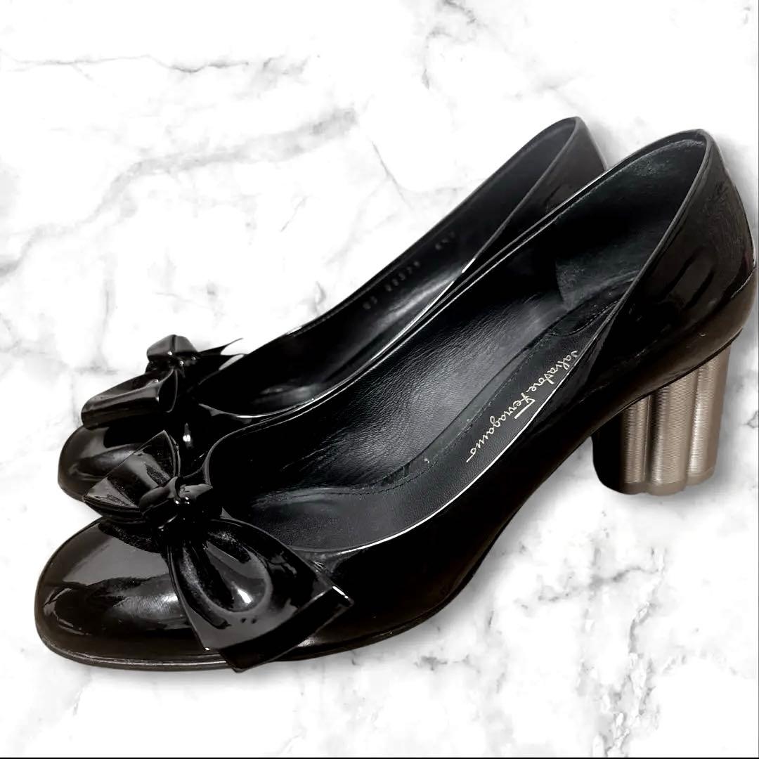 フェラガモ　リボン付き　パンプス　エナメル　ブラック　23cm相当