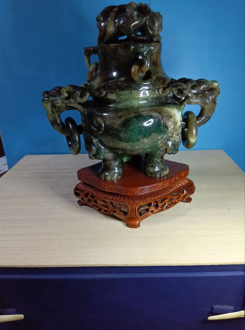 中国美術　玉石　黒翡翠（ブラックジェダイト）獅子彫　遊環三足香炉　台座・布箱付