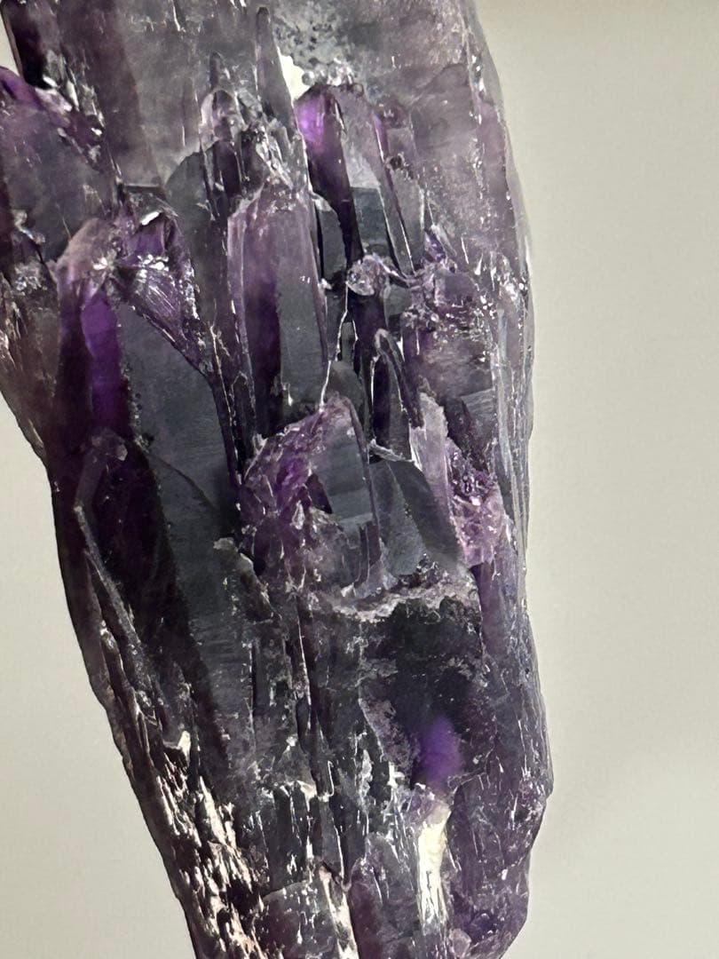 ナイジェリア産 トゥトゥクリフスアメジスト 原石 深紫の層を刻む、断崖の記憶