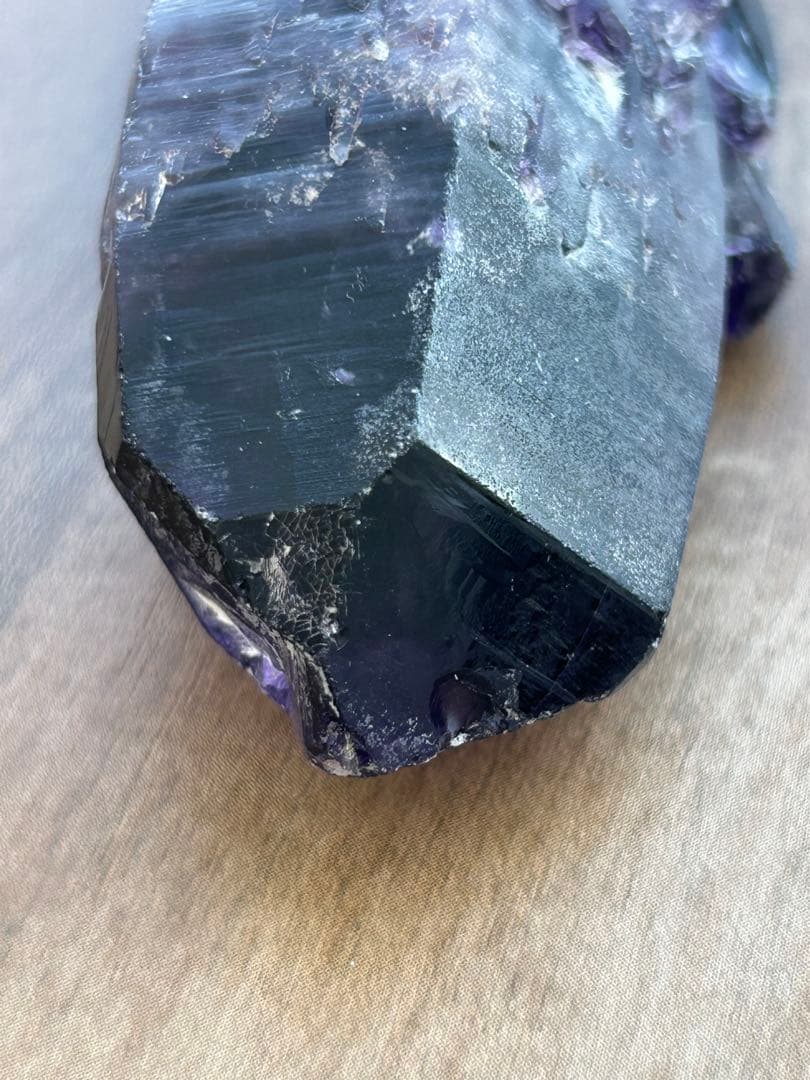 ナイジェリア産 トゥトゥクリフスアメジスト 原石 深紫の層を刻む、断崖の記憶