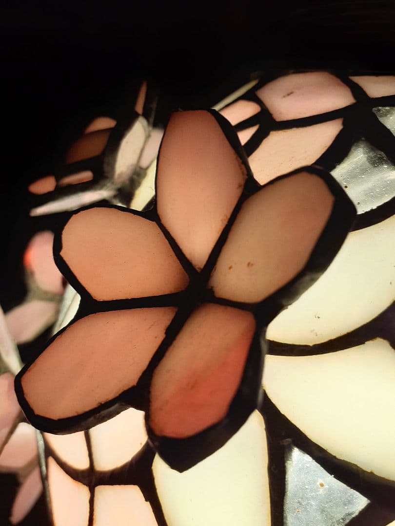 春にぴったりの艶やかで桜の花びらを散りばめた様な可愛らしいペンダントライト